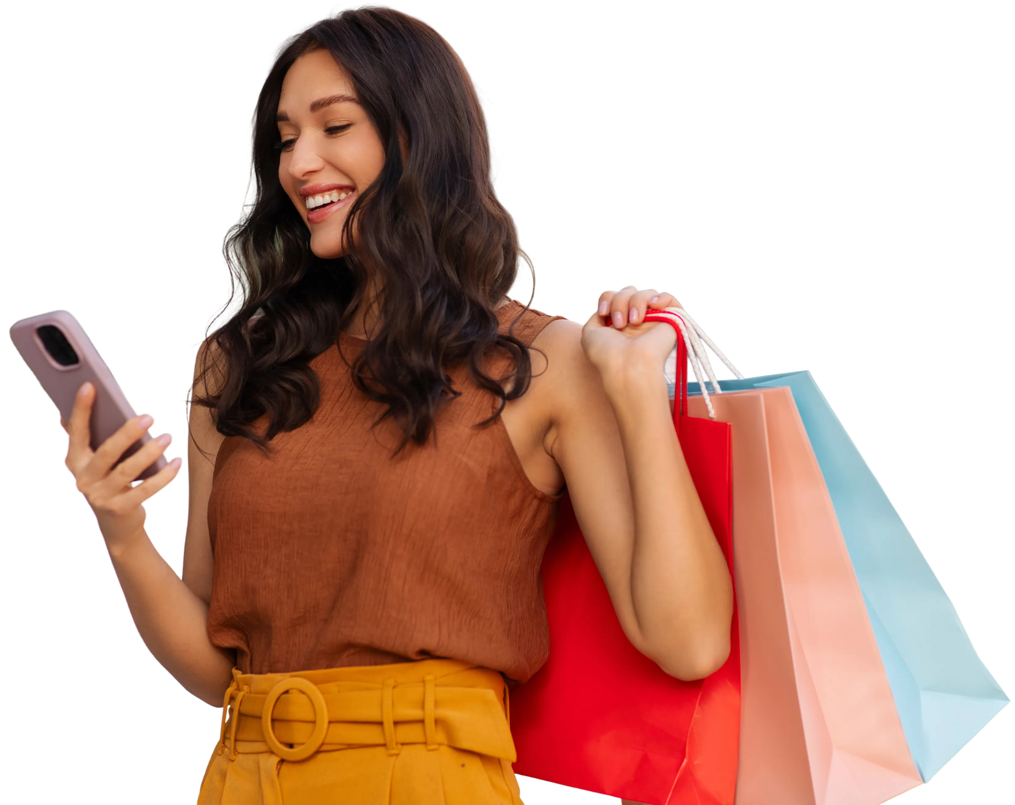 Mulher com sacolas de compras olhando alegremente para o seu celular
